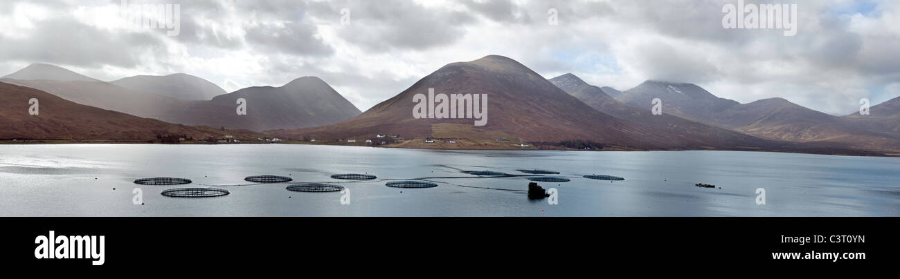 L'élevage de poissons dans le Loch Ainort Banque D'Images