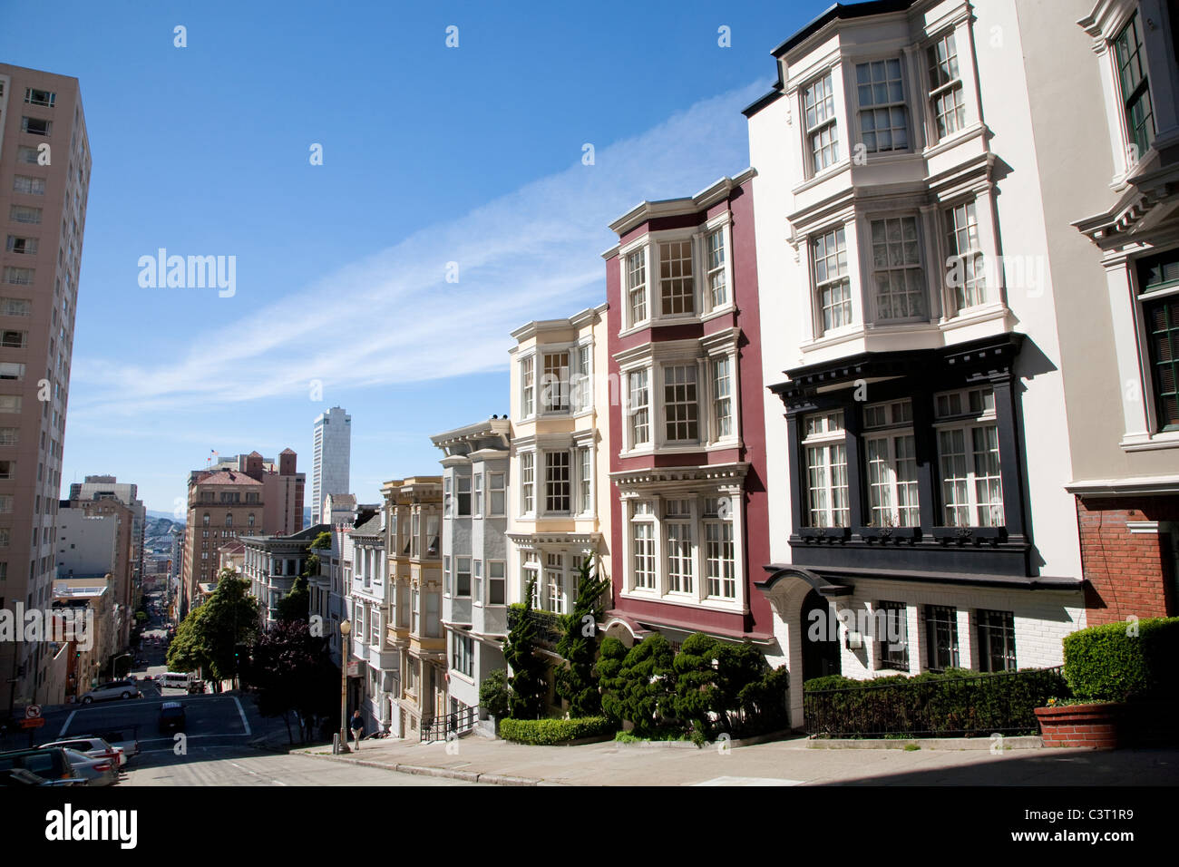 Des bâtiments de style victorien sur Mason Street avec des tours d'horizon, San Francisco Banque D'Images