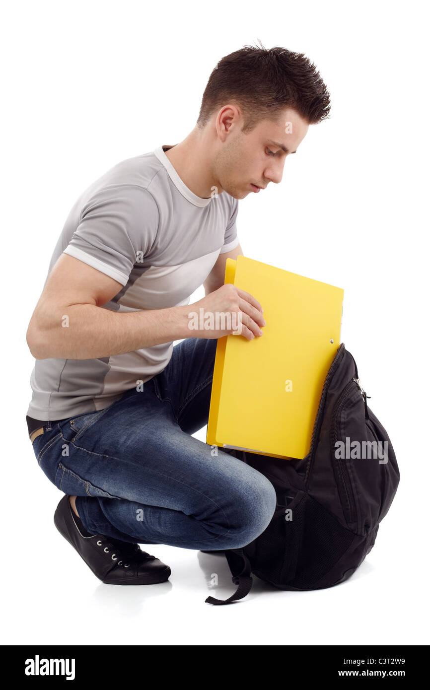Jeune étudiant l'emballage son gros fichier jaune Banque D'Images