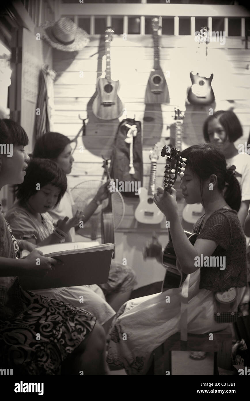 Traitée comme une image moderne d'une vieille photographie vintage temps réunion de famille et musique session. S. E. Asie Thaïlande la photographie noir et blanc Banque D'Images