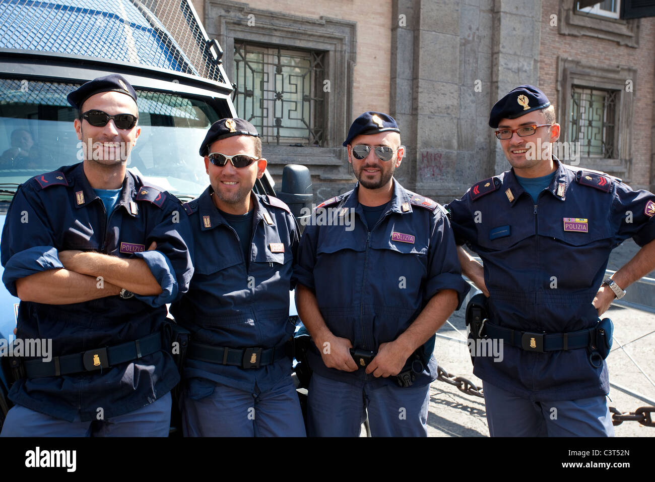 Contrôle et inspection officiers de police Naples Italie Banque D'Images