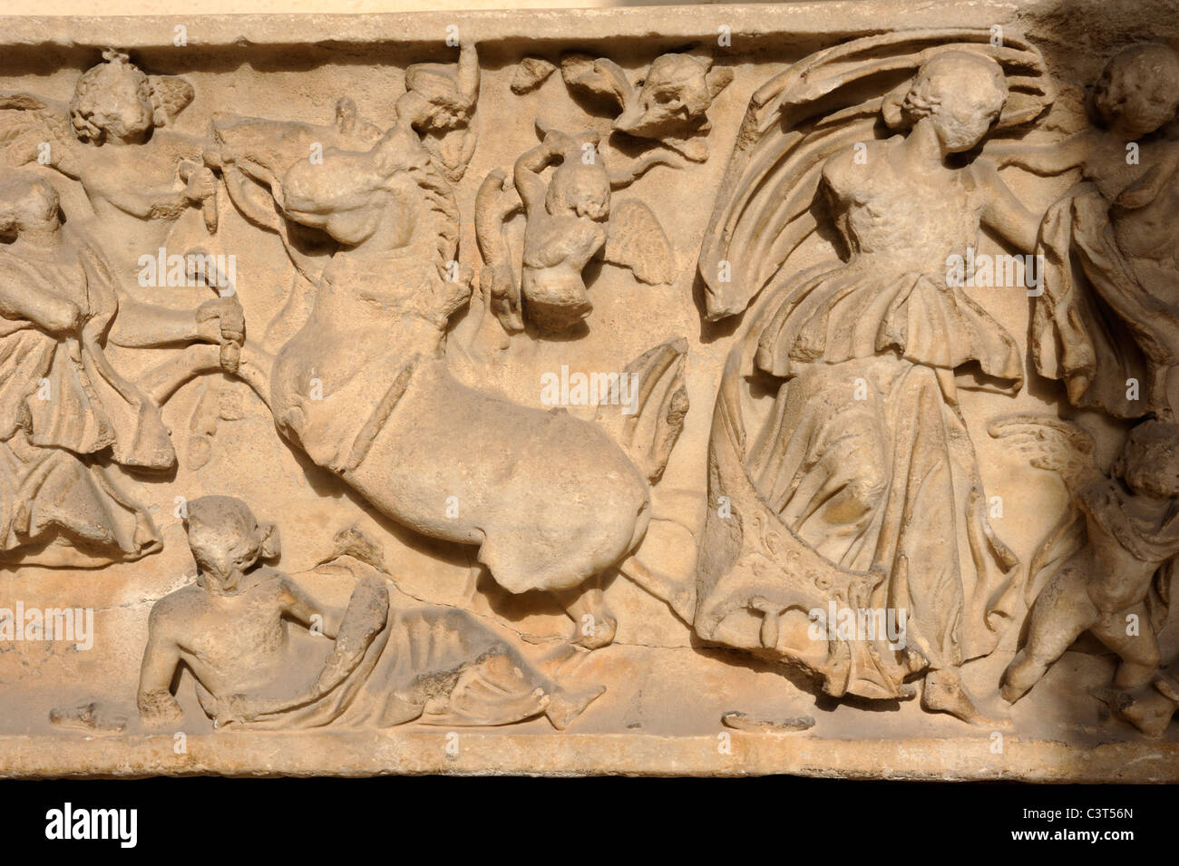 Italie, Latium, Tarquinia, Palazzo Vitelleschi, Musée national étrusque, sarcophage bas relief Banque D'Images