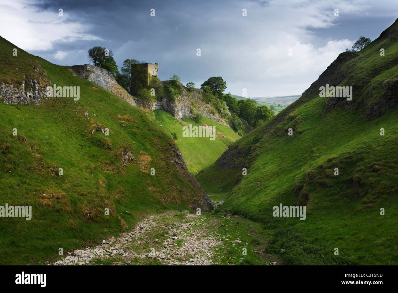 Cave Dale et Château de Peveril, Castleton. Parc national de Peak District. Le Derbyshire. L'Angleterre. UK. Banque D'Images