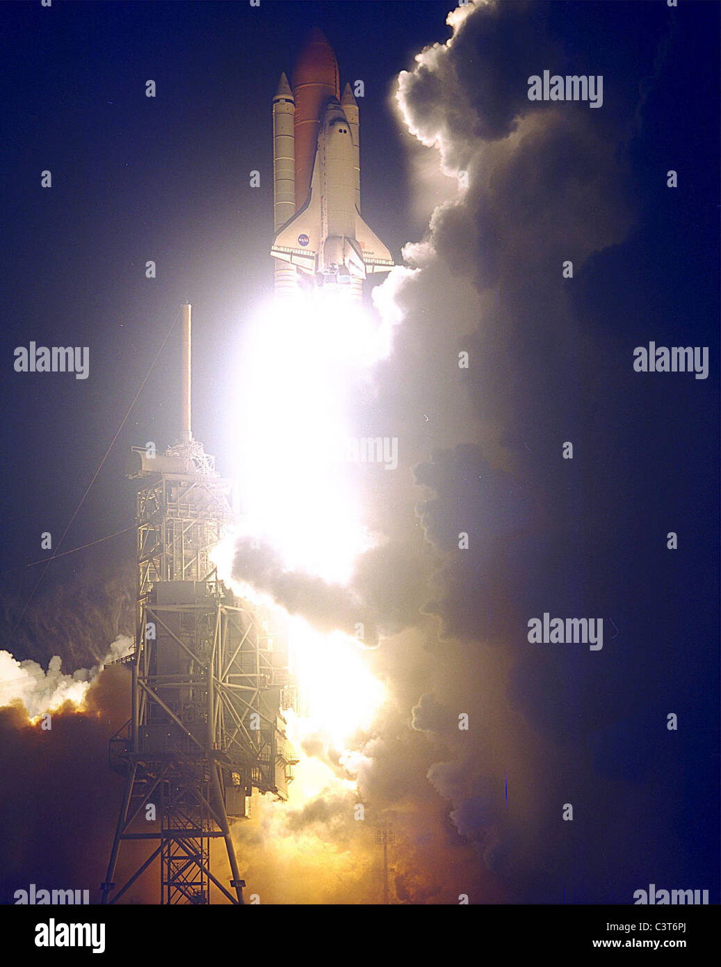 Endeavour s'envole de la navette spatiale Endeavour s'allume le ciel nocturne comme il se lance dans la première mission américaine, STS-88, spécialisée dans l'assemblage de la station spatiale internationale. Le décollage le déc. 4 à partir de la plateforme de lancement 39a est à 3:35:34 heure normale de l'est. au cours de la près de 12 jours de mission, les six membres d'équipage s'assemblent dans l'espace les deux premiers éléments de la station spatiale internationale en orbite déjà le module de commande Zarya avec le module de connexion de l'unité menée par l'entreprise. Les membres d'équipage sont commandant robert d. Banque D'Images