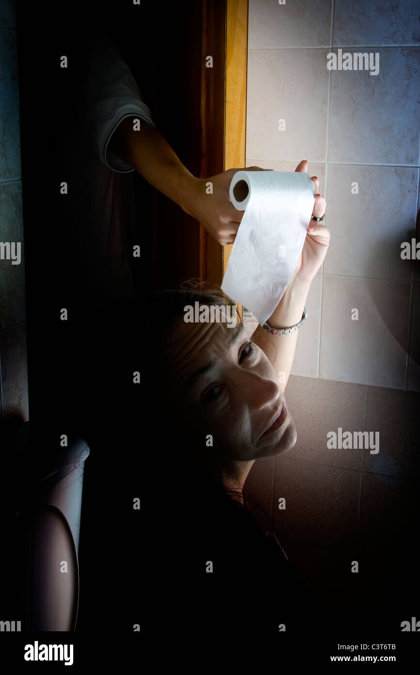 Femme papier sanitaire Banque D'Images