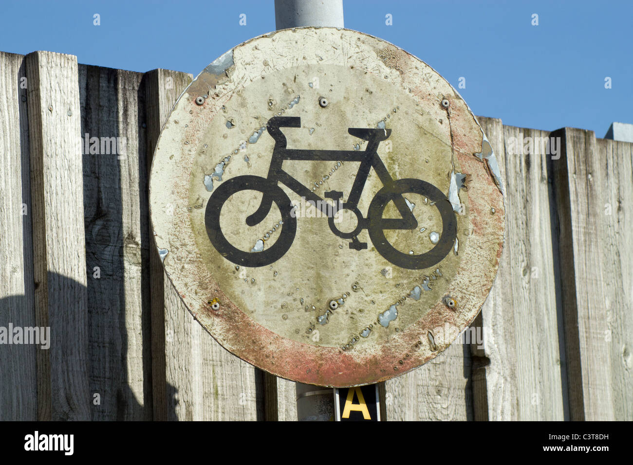 Pas de vélo vieux sale sign close up. Banque D'Images