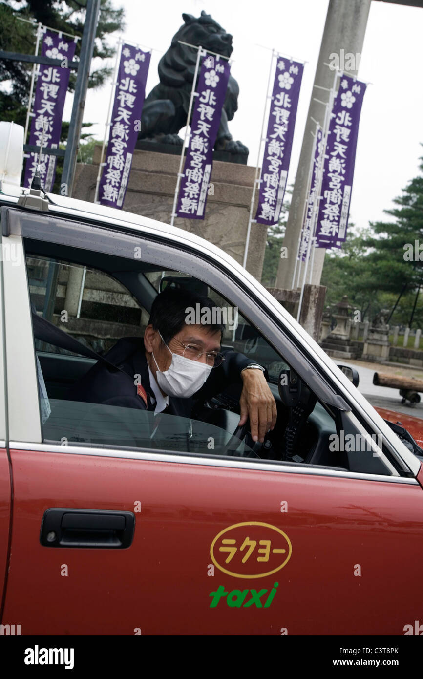 Un chauffeur de taxi en attente de clients, Kitan Tenman-gu Ville Kyoto Japon Banque D'Images