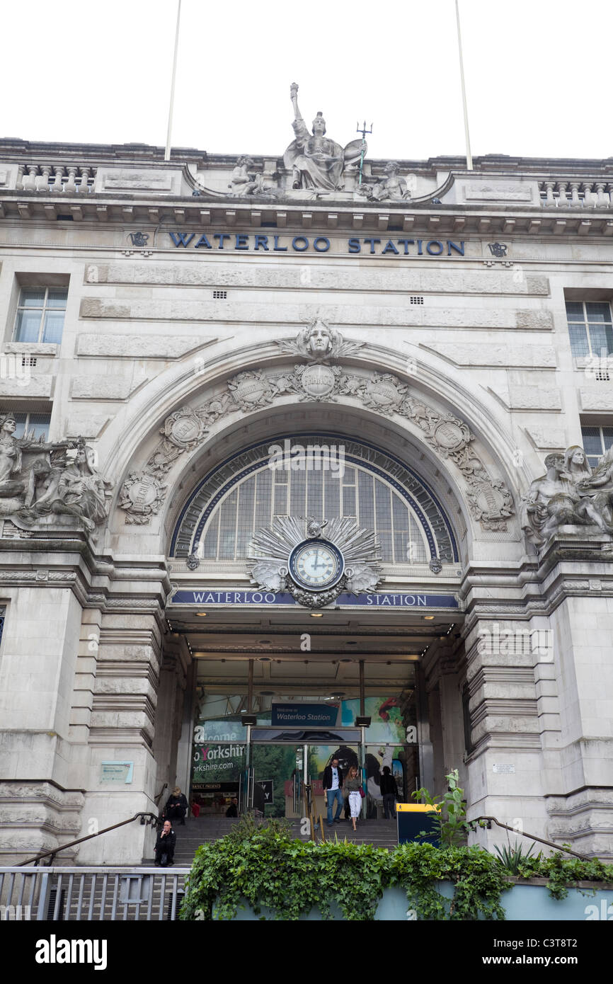 Entrée de la gare de Waterloo, Londres, Royaume-Uni. L'entrée est commémoration du personnel ferroviaire qui est tombé dans la Première Guerre mondiale Banque D'Images