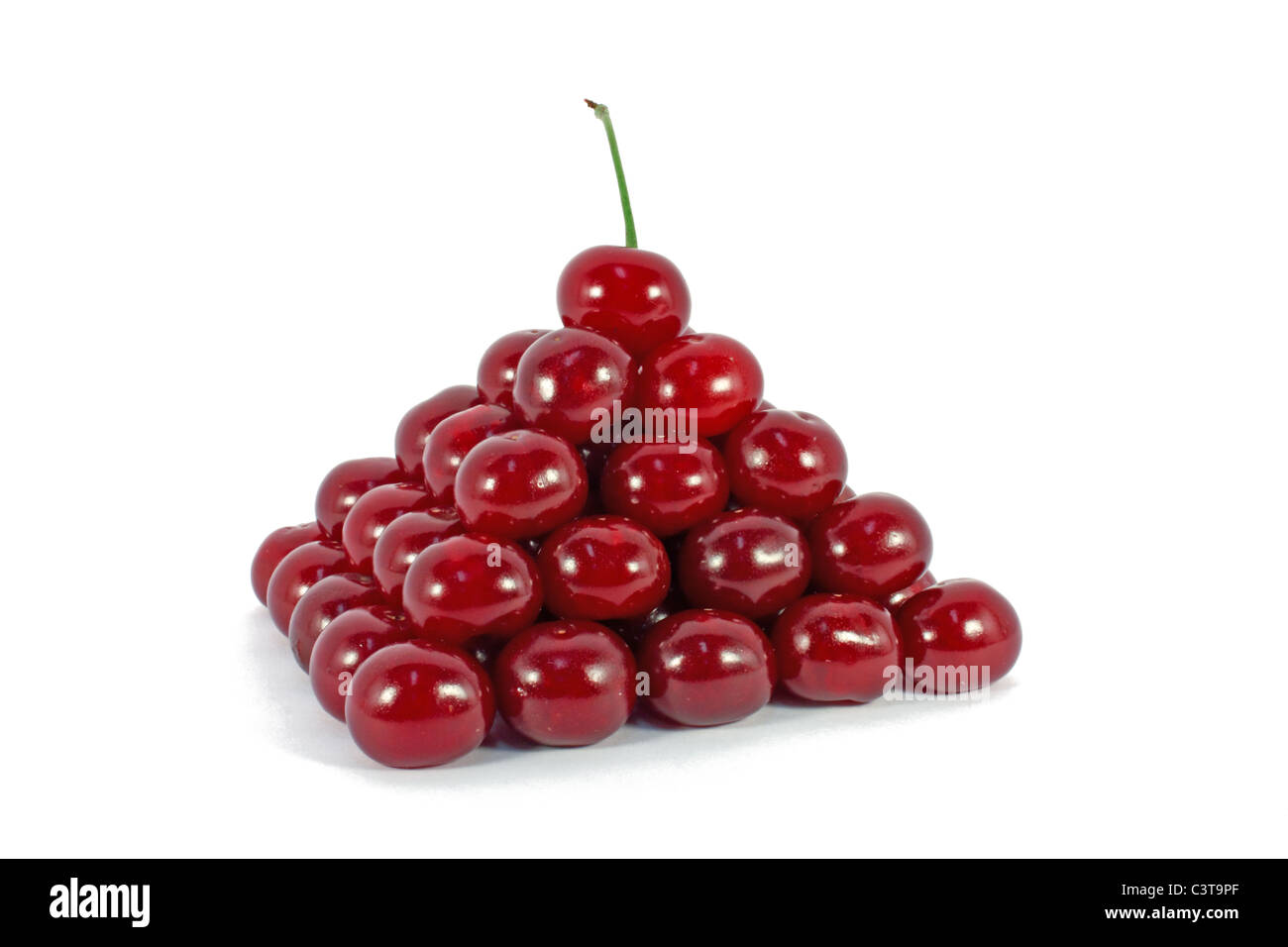 Les cerises à l'ordre dans la forme d'une pyramide isolated on white Banque D'Images