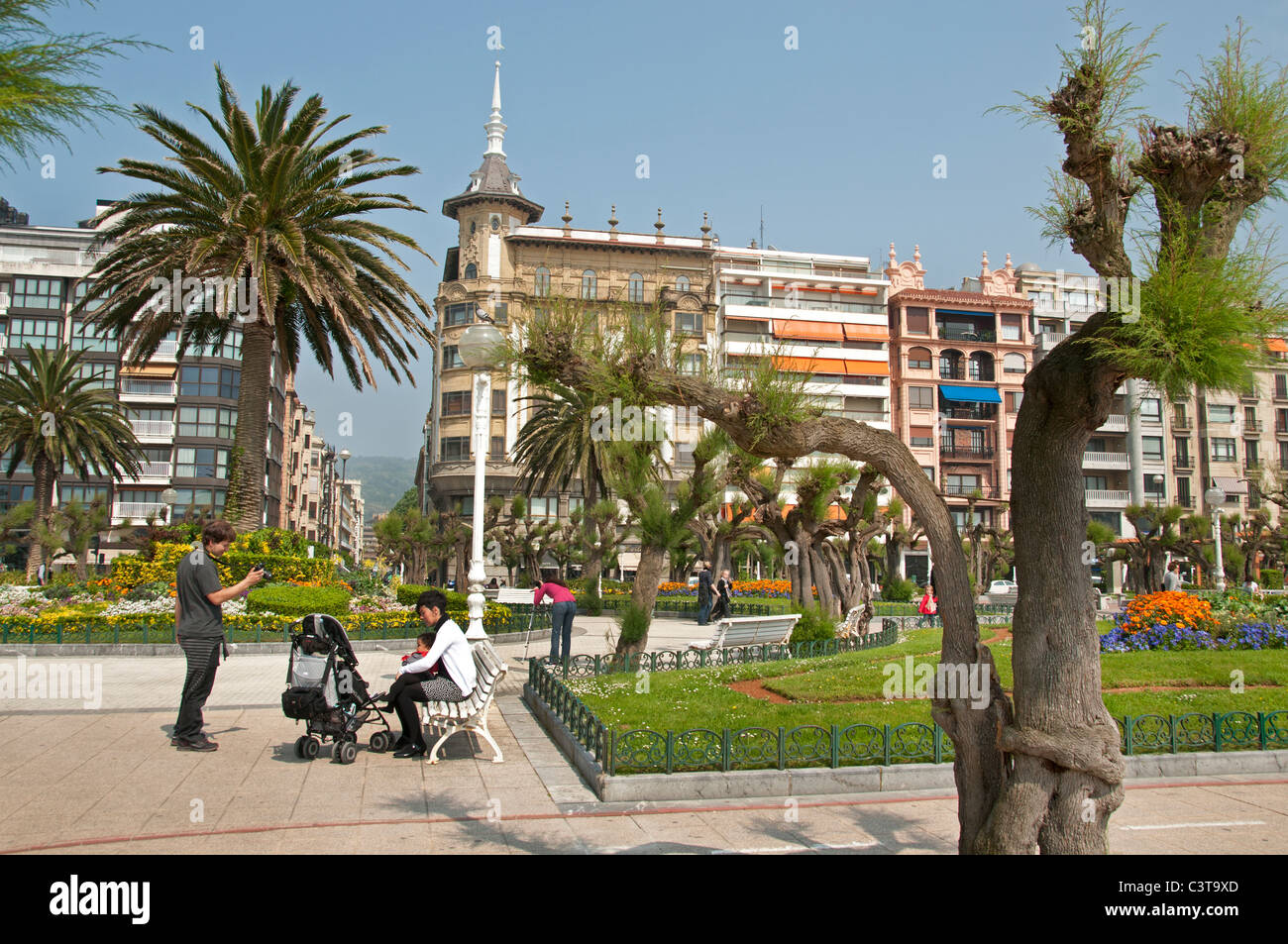 Parque de Alderi Eder Jardin San Sebastian Espagne Pays Basque espagnol l'Hôtel de ville de la vieille ville Banque D'Images