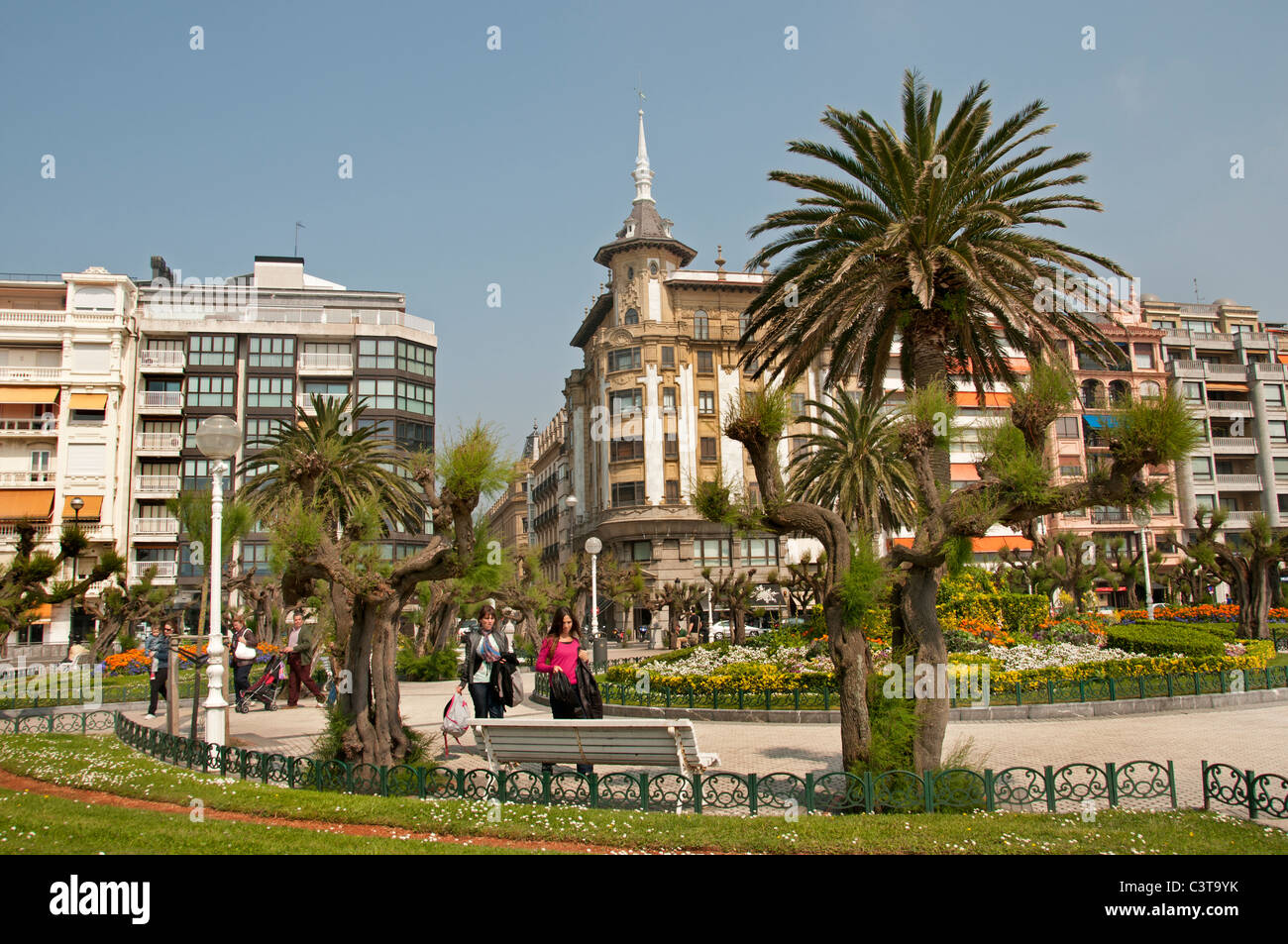 Parque de Alderi Eder Jardin San Sebastian Espagne Pays Basque espagnol l'Hôtel de ville de la vieille ville Banque D'Images