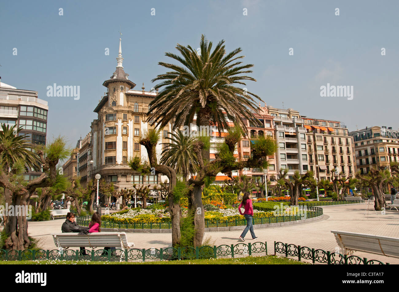 Parque de Alderi Eder Jardin San Sebastian Espagne Pays Basque espagnol l'Hôtel de ville de la vieille ville Banque D'Images