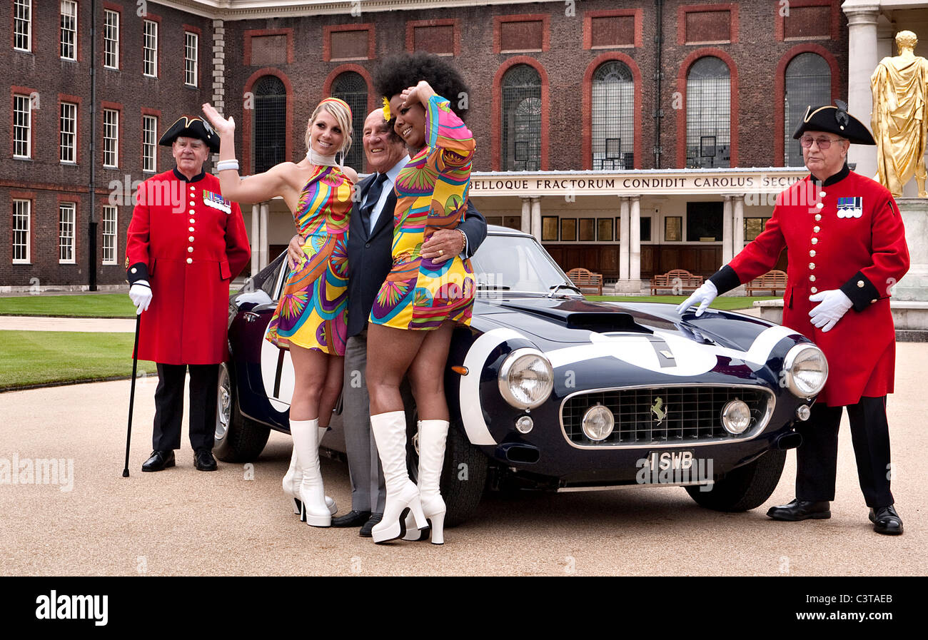 Stirling Moss OBE avec Swinging Sixties modèles et Chelsea retraités Banque D'Images