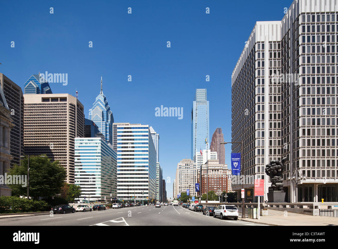 Philadelphia skyline, John F Kennedy Boulevard Banque D'Images