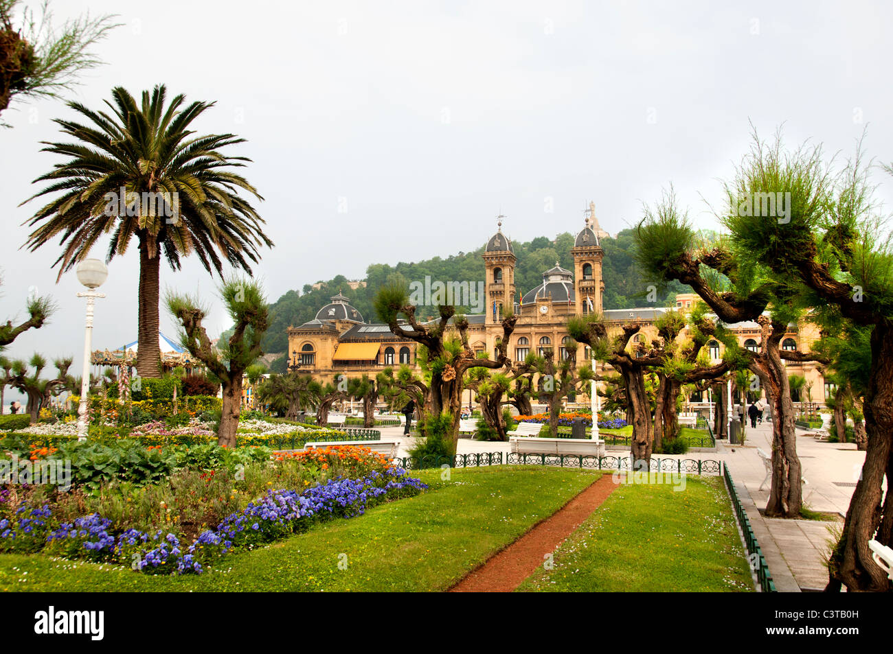 Parque de Alderi Eder Jardin San Sebastian Espagne Pays Basque espagnol l'Hôtel de ville de la vieille ville Banque D'Images