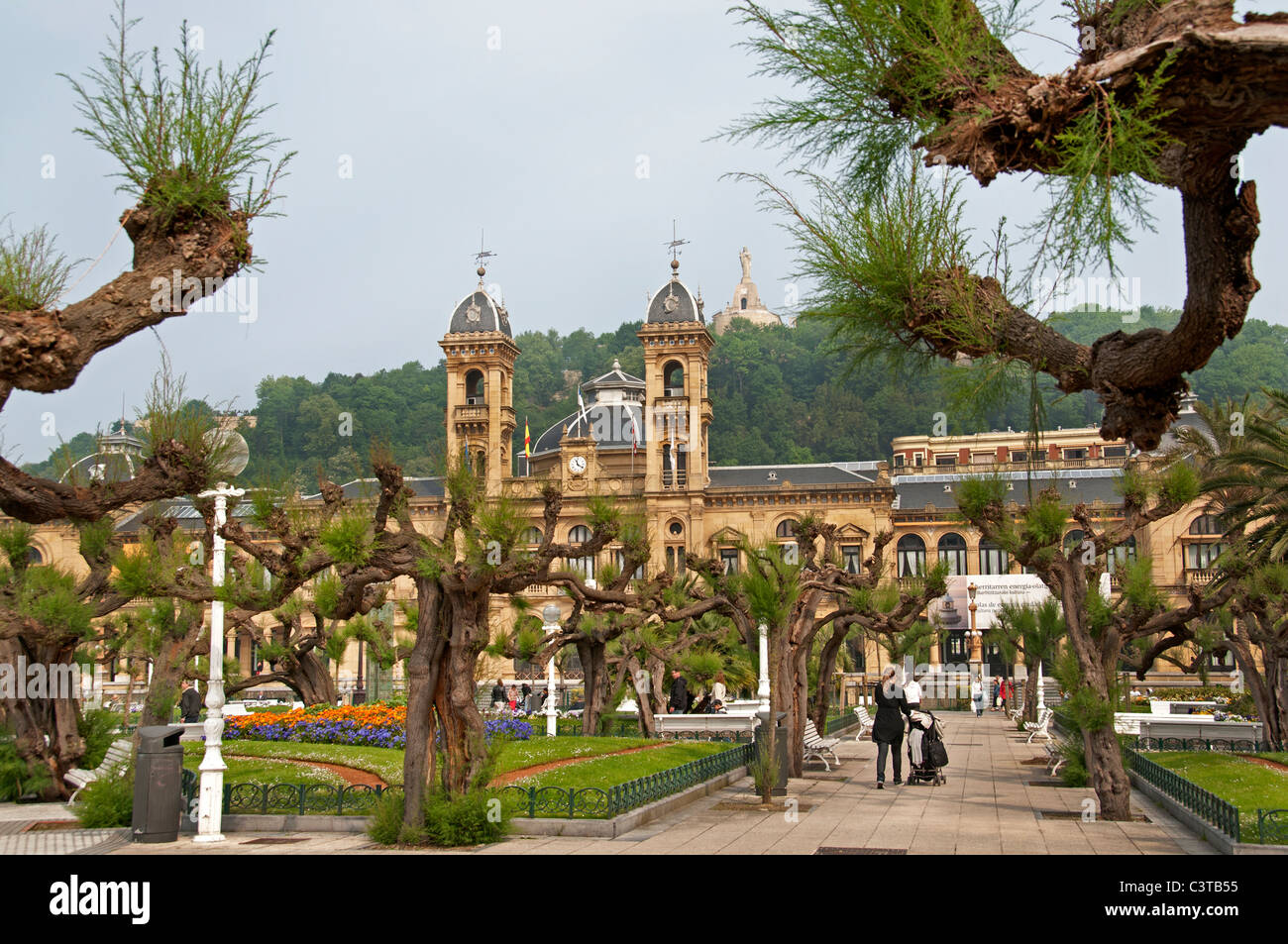 Parque de Alderi Eder Jardin San Sebastian Espagne Pays Basque espagnol l'Hôtel de ville de la vieille ville Banque D'Images
