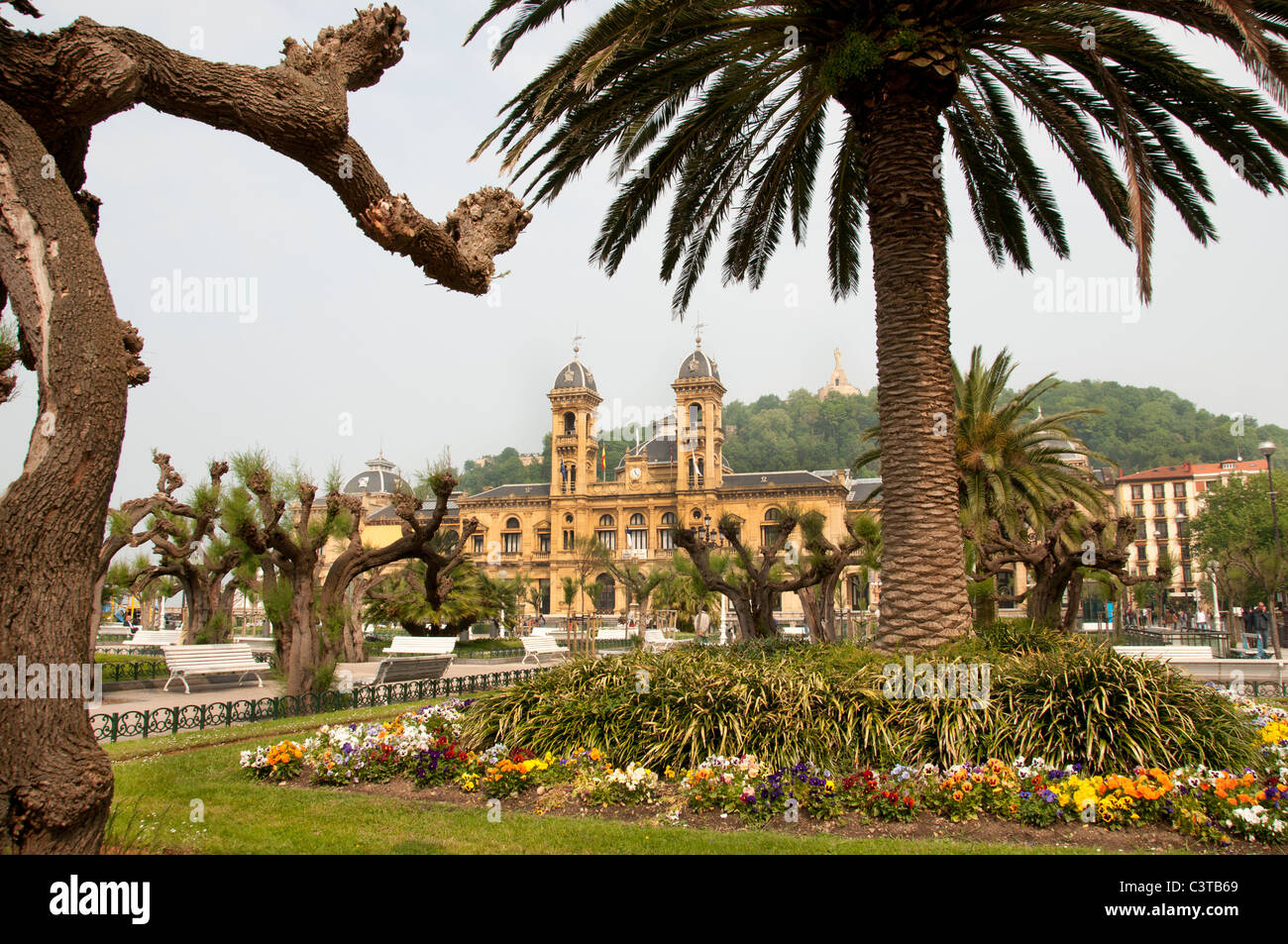 Parque de Alderi Eder Jardin San Sebastian Espagne Pays Basque espagnol l'Hôtel de ville de la vieille ville Banque D'Images