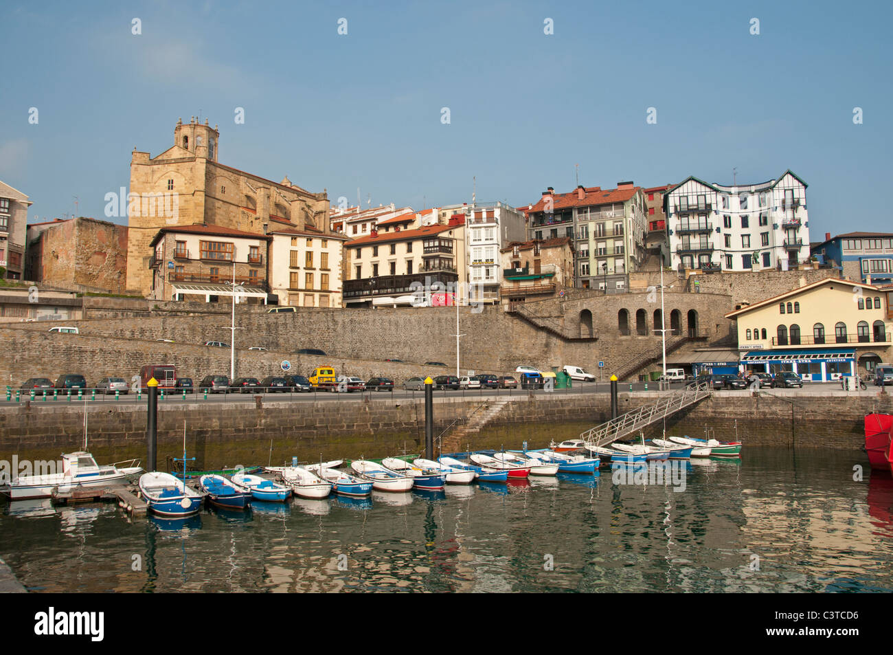 Getaria Espagne vieux pêcheur poisson port bateau bateaux Banque D'Images