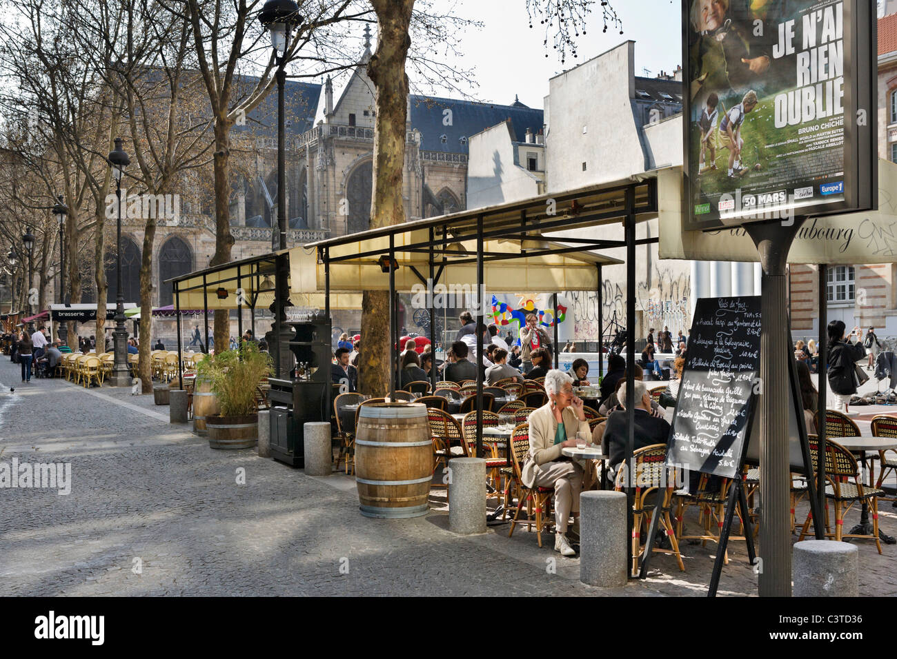 Cafe de la chaussée en place Igor Stravinsky à l'extérieur du Centre Pompidou, quartier de Beaubourg, 4e arrondissement, Paris, France Banque D'Images