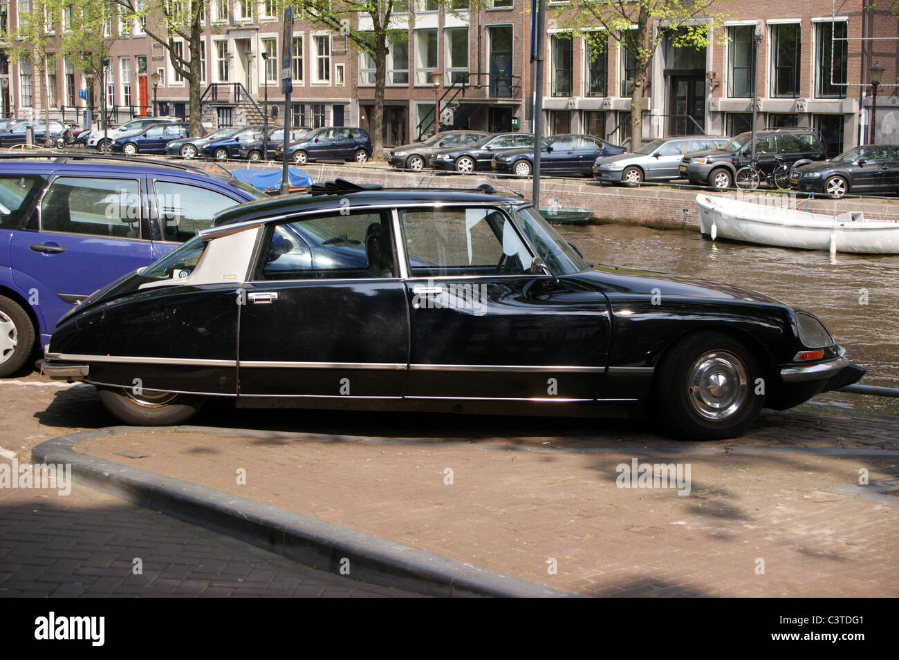Citroen DS 21 Pallas noire, 1972, parqué par un canal , Amsterdam, Pays-Bas, classic car, oldtimer Banque D'Images