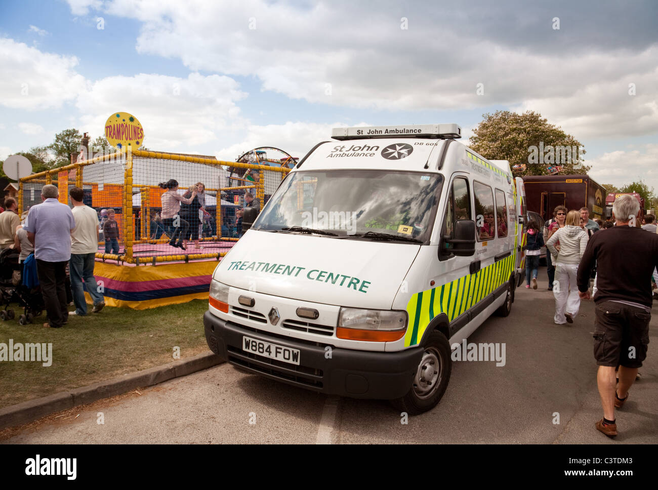 St John Ambulance sur le stand par lors d'une fête du village, village à Cambridgeshire UK Banque D'Images
