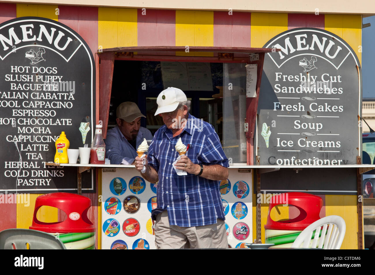 Un homme d'acheter des glaces à un front de mer cafe, Jalhay, Sussex, Angleterre Banque D'Images