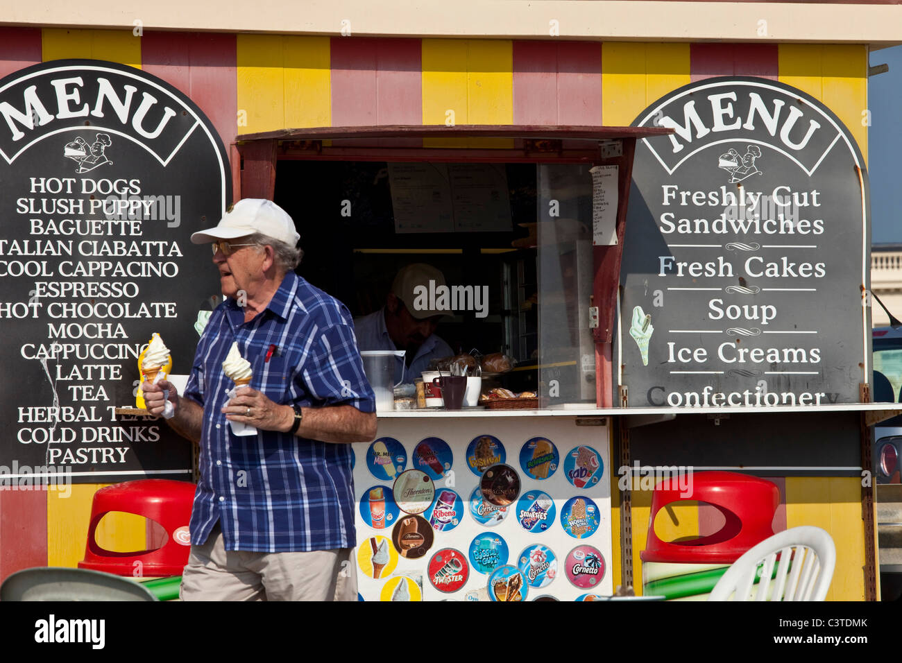 Un homme d'acheter des glaces à un front de mer cafe, Jalhay, Sussex, Angleterre Banque D'Images