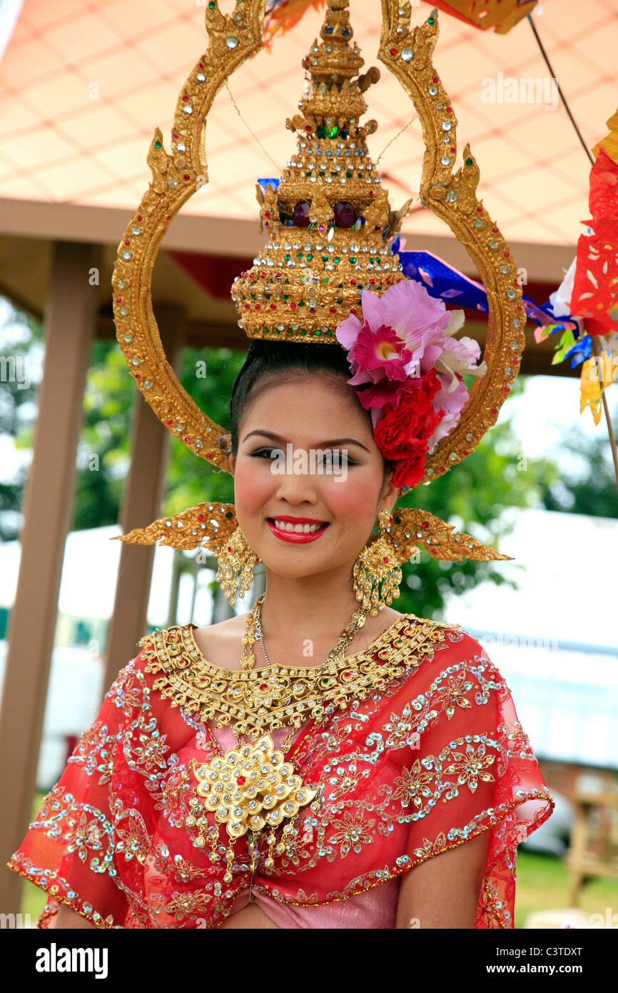 Thai dame portant des costumes traditionnels et de bijoux en or Banque D'Images