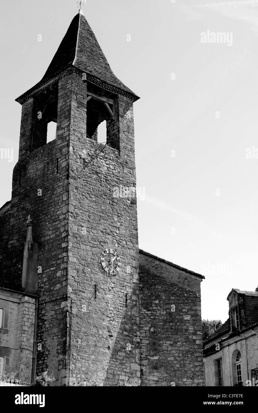 Une vue en noir et blanc d'une église romane dans la ville médiévale de Belvès en France Banque D'Images