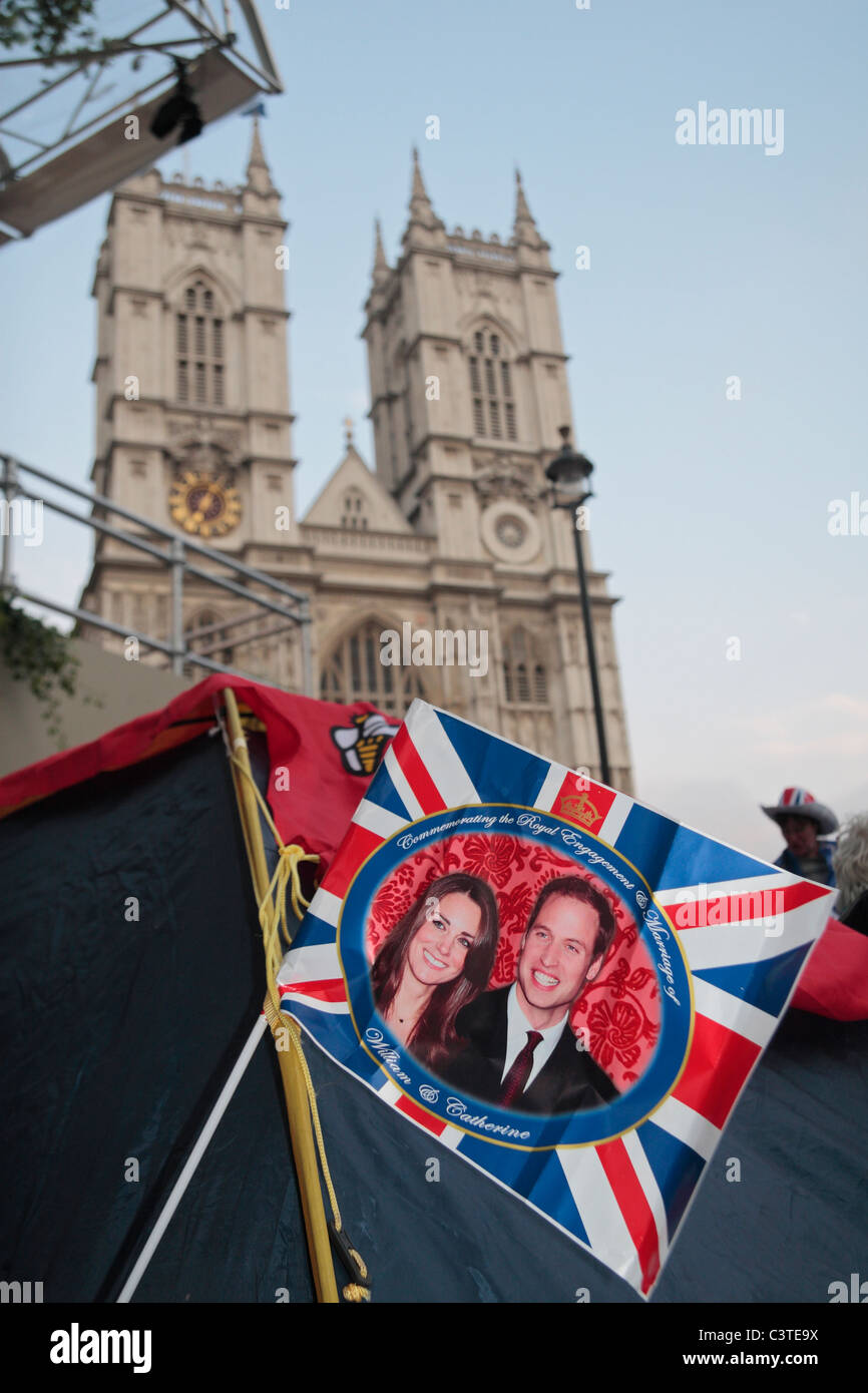 Drapeau de l'Union avec le prince William et Kate Middleton à l'extérieur de l'abbaye de Westminster le jour avant le mariage royal, avril 2011. Banque D'Images