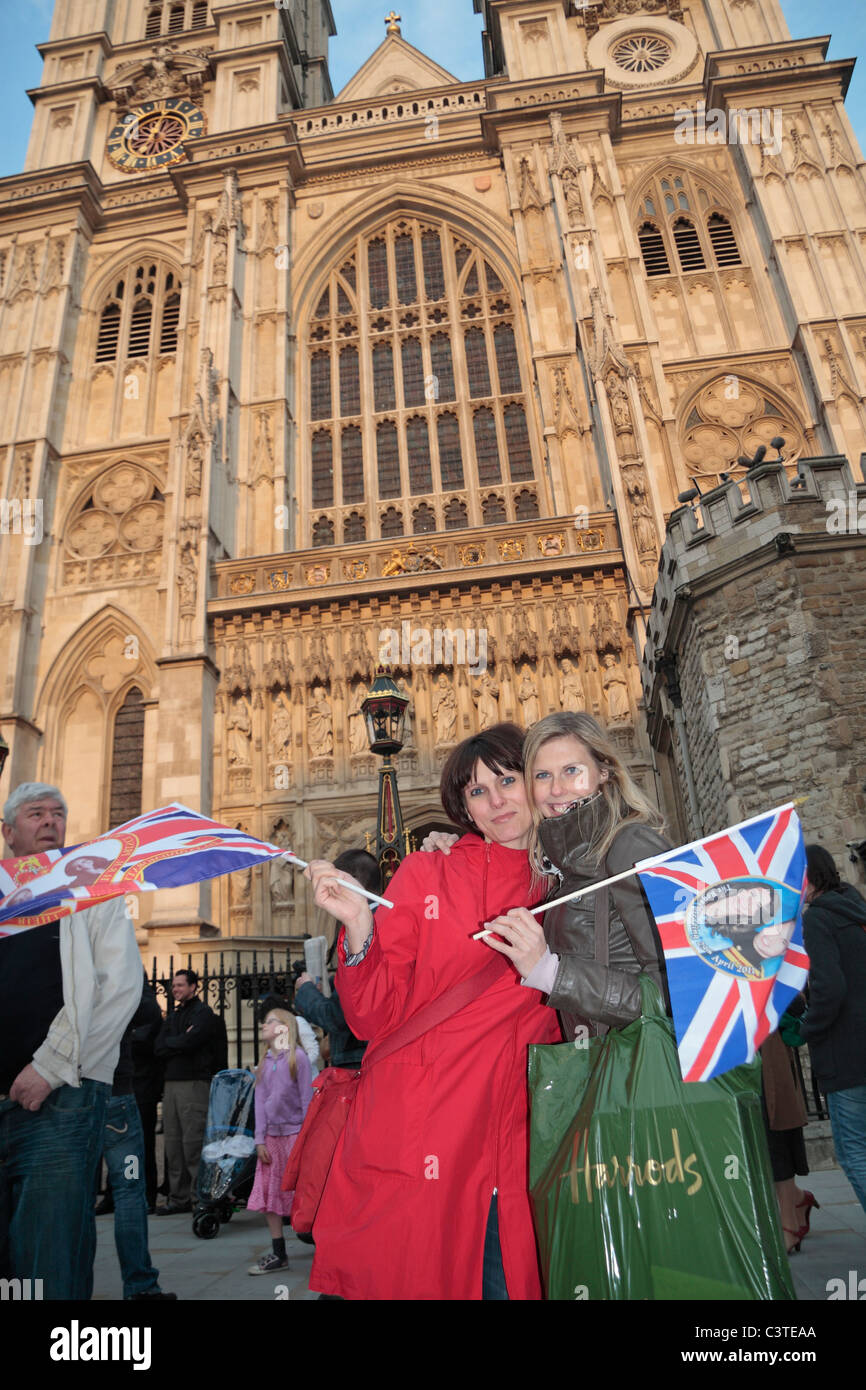 Les touristes brandissant le drapeau de l'Union à l'extérieur de l'abbaye de Westminster avant le mariage du Prince William et Kate Middleton, avril 2011. Banque D'Images