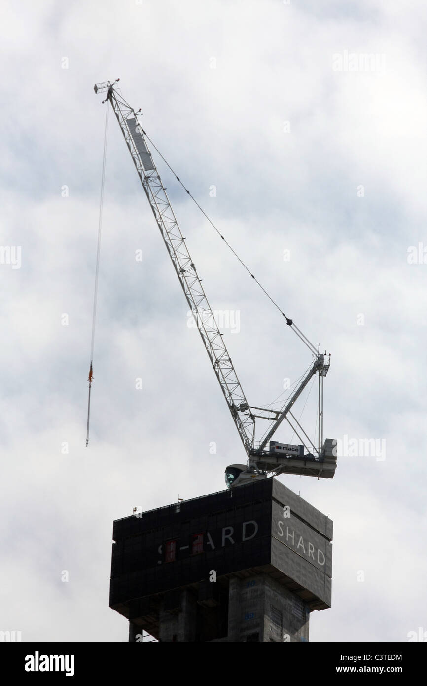 Une grue sur le dessus de l'éclat de verre, au cours de sa construction, à Londres, en Angleterre Banque D'Images