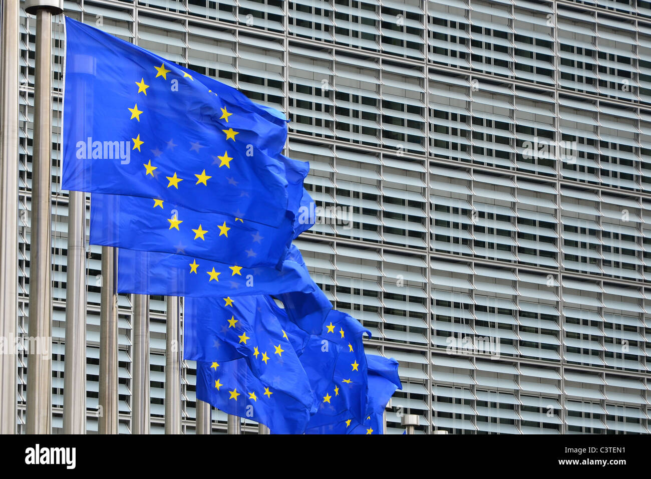 Rangée de drapeaux de l'Union européenne bleu flottant à l'extérieur de l'Union européenne bâtiment Berlaymont siège à Bruxelles, Belgique Banque D'Images