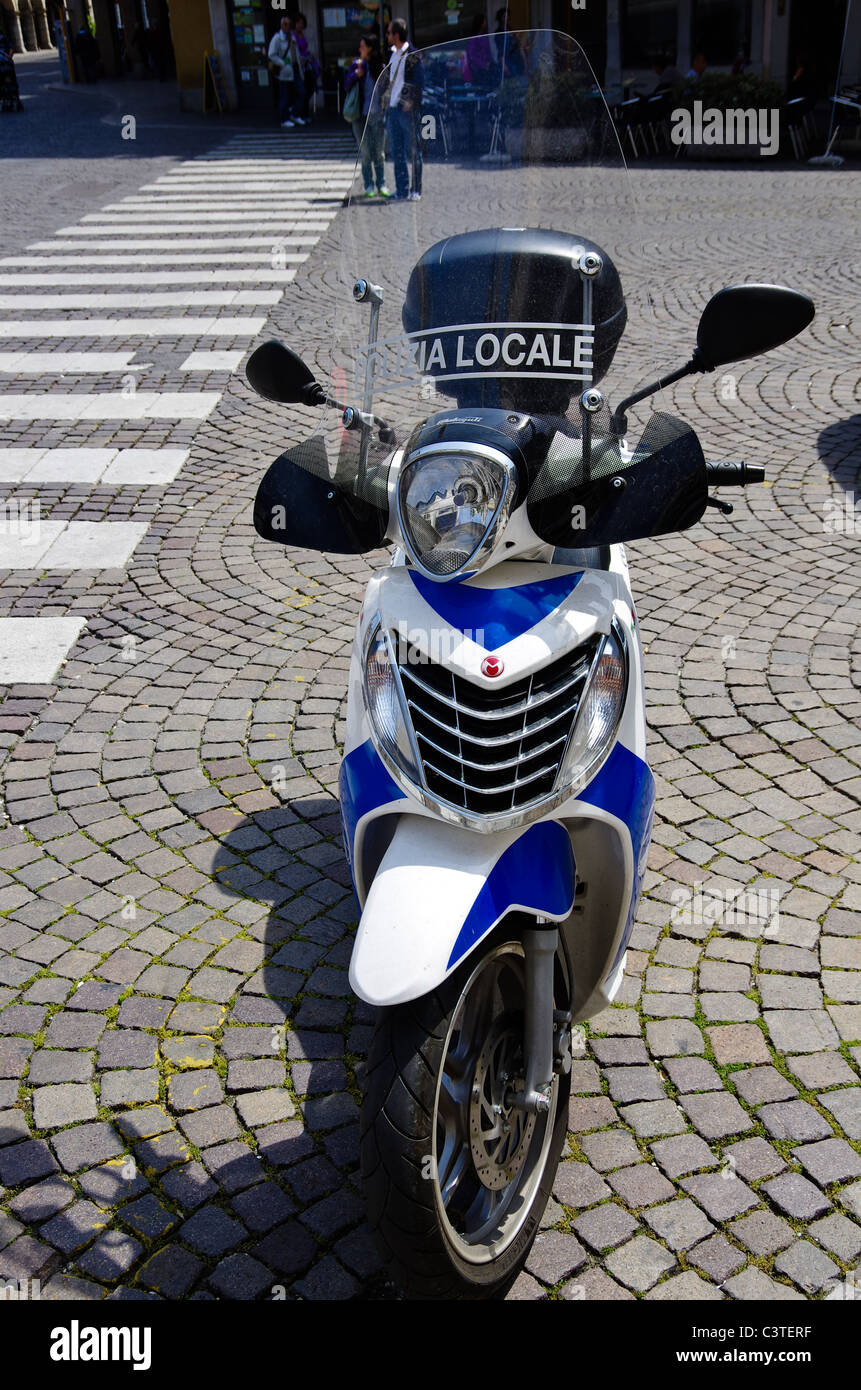 La Police Municipale en scooter italien la Piazza della Liberta, Udine, Italie, Europe Banque D'Images