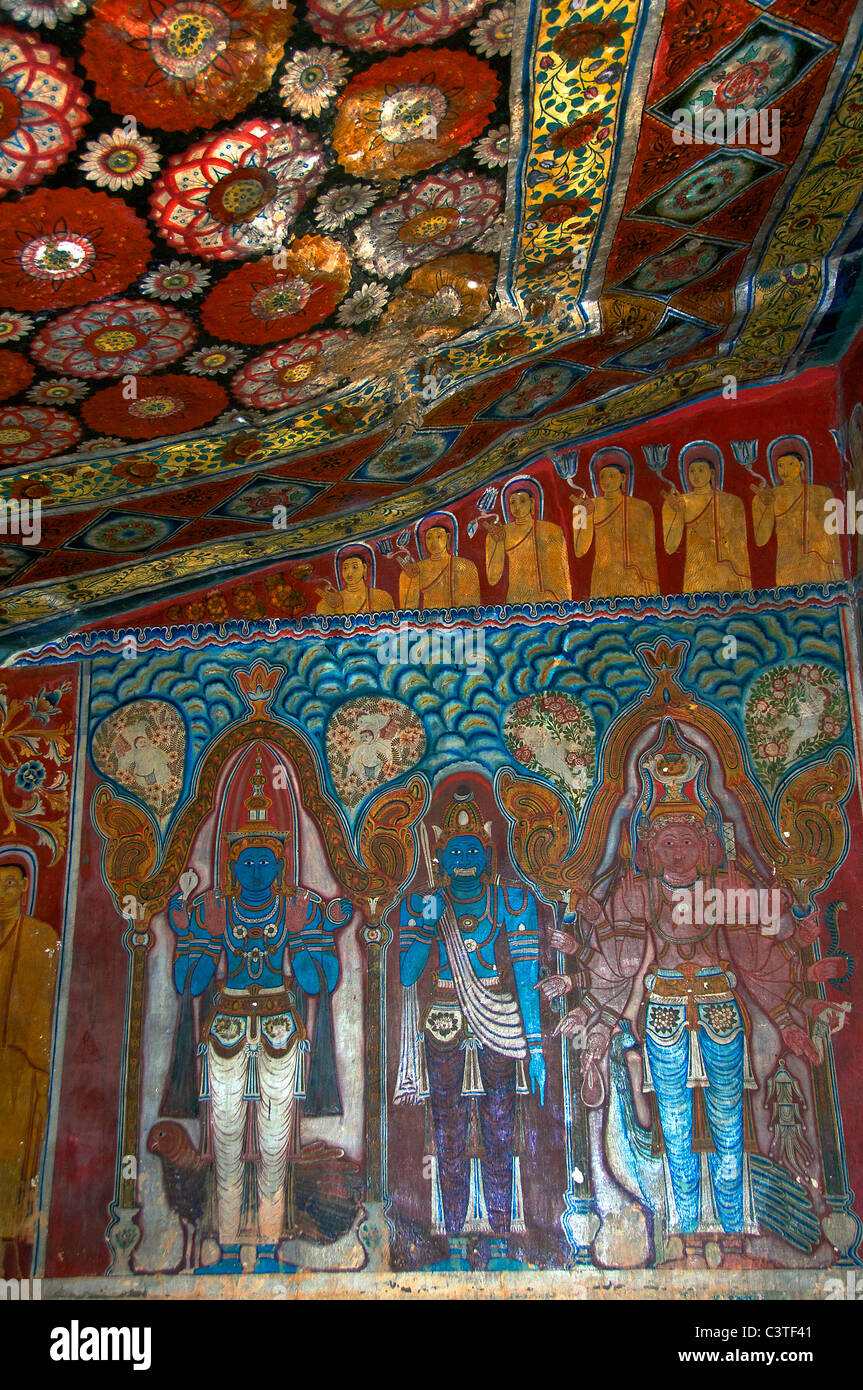 Murale bouddhiste couvrant murs et plafonds Chambre Basse Mulkirigala Cave Temple près de Tangalla du sud du Sri Lanka Banque D'Images