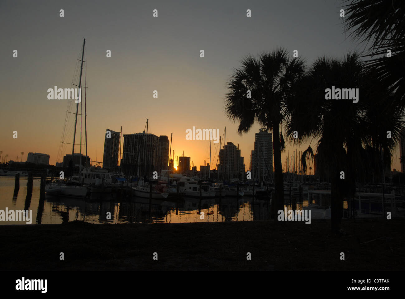 Coucher du soleil montre l'horizon St. Petersburg, Floride Banque D'Images