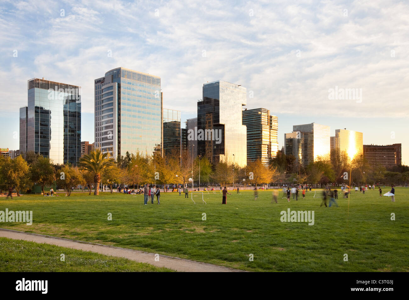 Les bâtiments modernes à Nueva Las Condes et personnes à Parc Araucano, Santiago, Chili, Amérique du Sud Banque D'Images