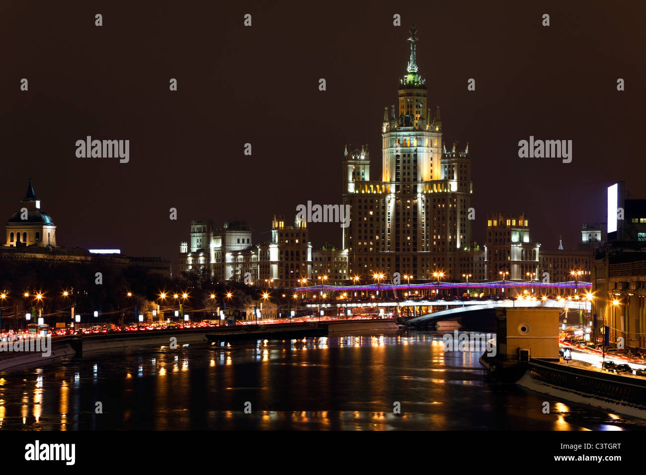 Immeuble de grande hauteur sur remblai Kotelnicheskaya de nuit à Moscou, Russie Banque D'Images
