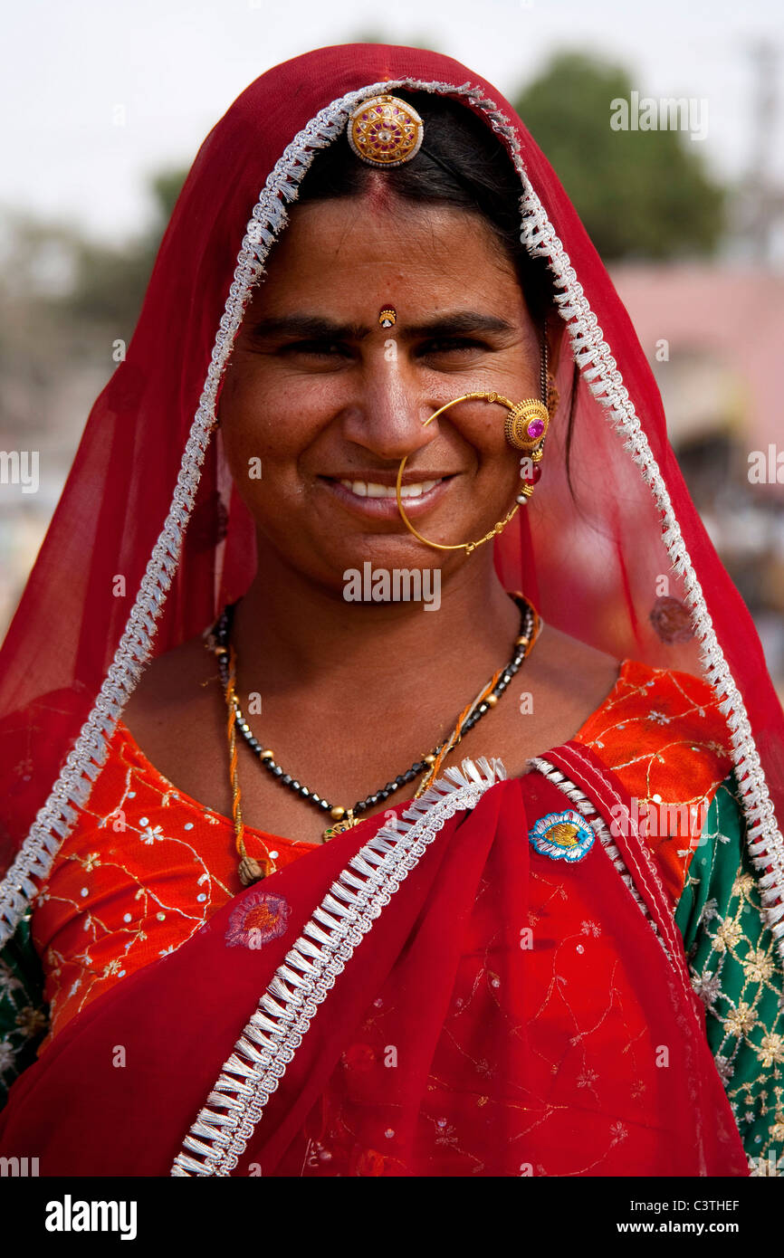 Les Indiens et la vie quotidienne au cours de l'assemblée juste chameau à Pushkar, Rajasthan, Inde, Asie Banque D'Images