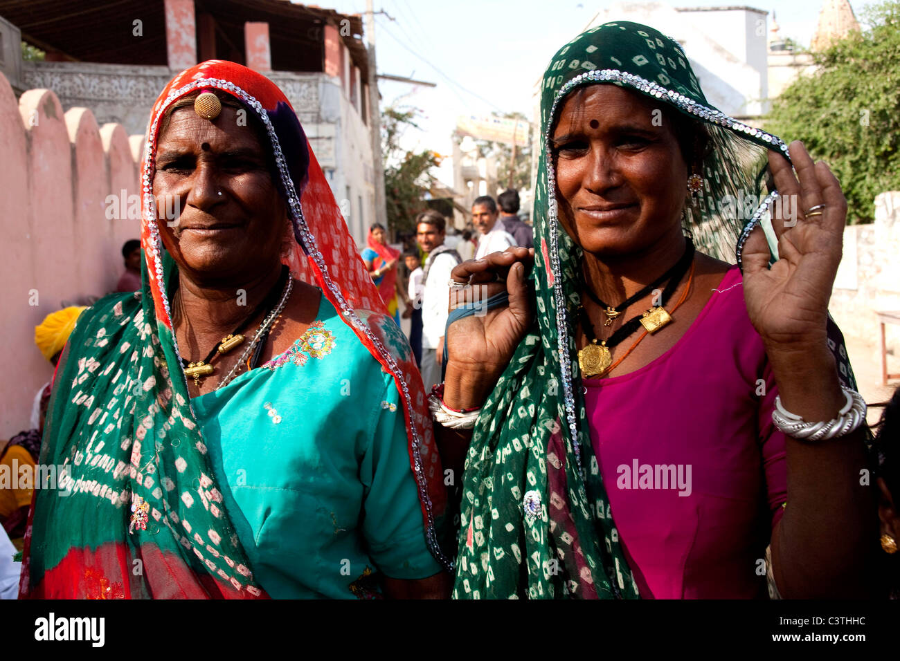 Les Indiens et la vie quotidienne au cours de l'assemblée juste chameau à Pushkar, Rajasthan, Inde, Asie Banque D'Images