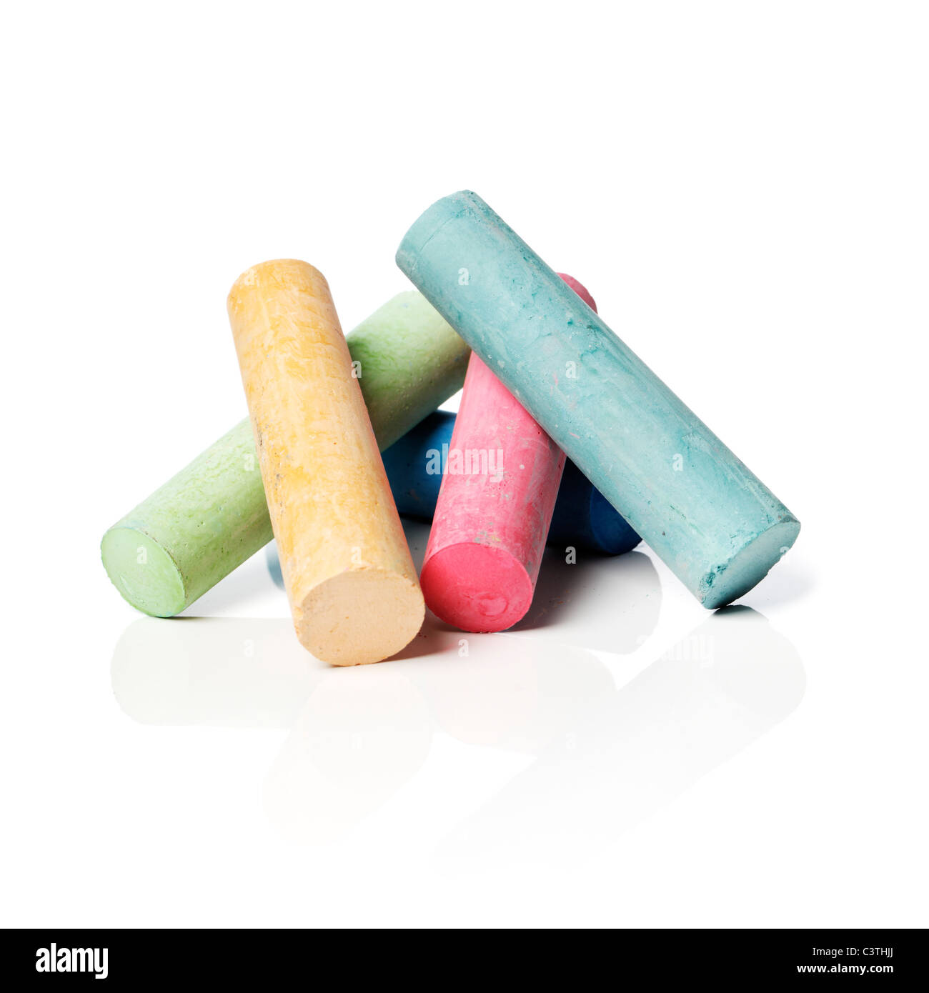 Les craies de trottoir de couleurs sur fond réfléchissant avec ombres naturelles. Banque D'Images