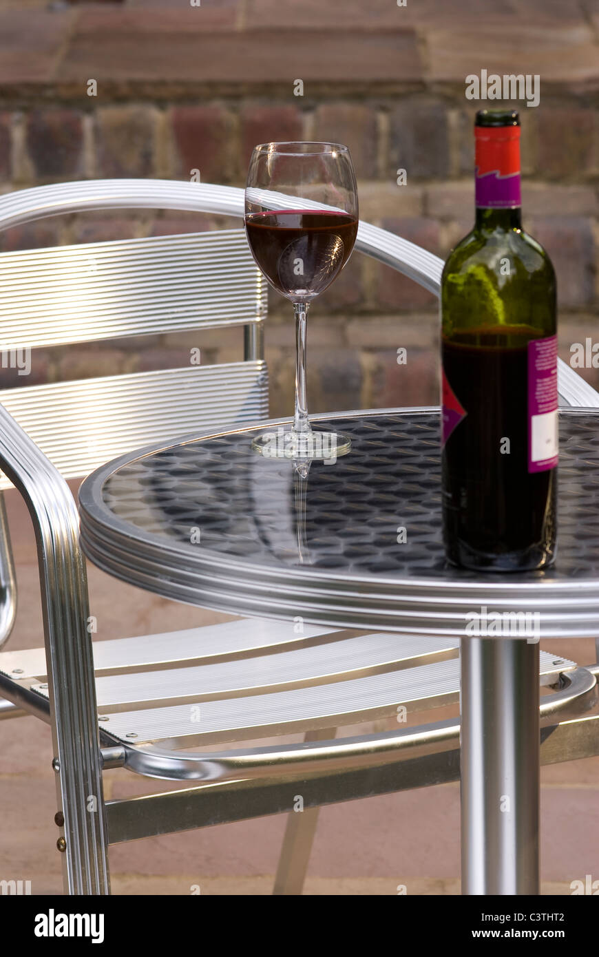 Table et chaise de café sur une terrasse. Banque D'Images
