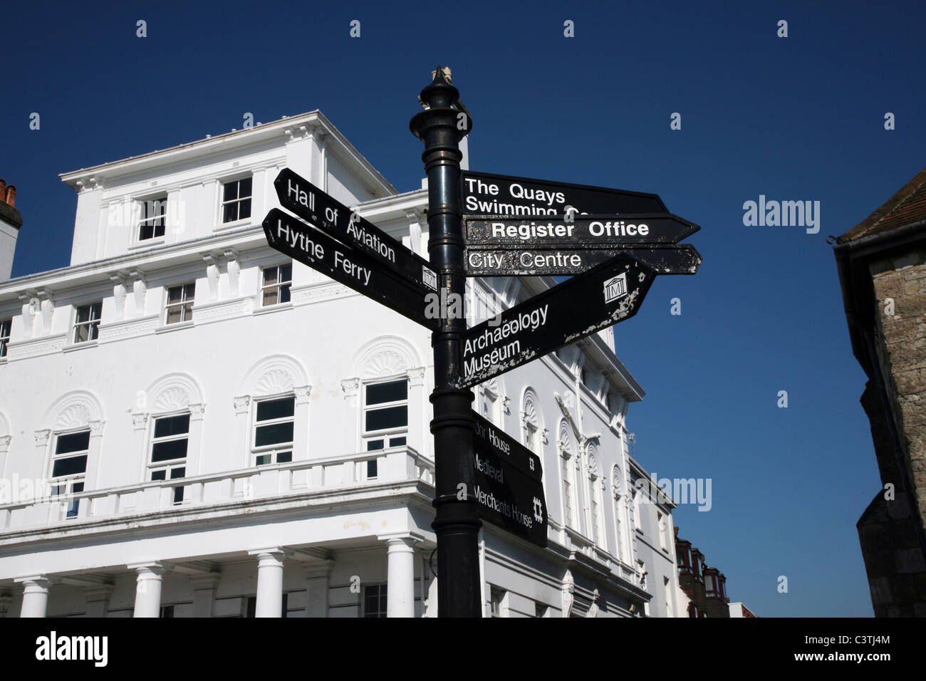 Panneau touristique près de l'ancien Royal Victoria Yacht Club House à côté du Musée Maritime de la ville de Southampton Banque D'Images