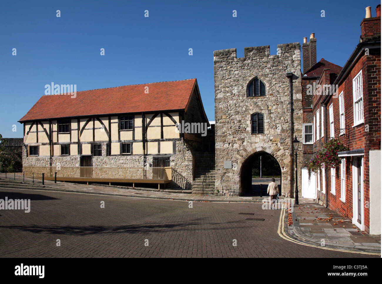Westgate et les marchands Tudor Hall font partie de la vieille ville fortifiée de Southampton Banque D'Images