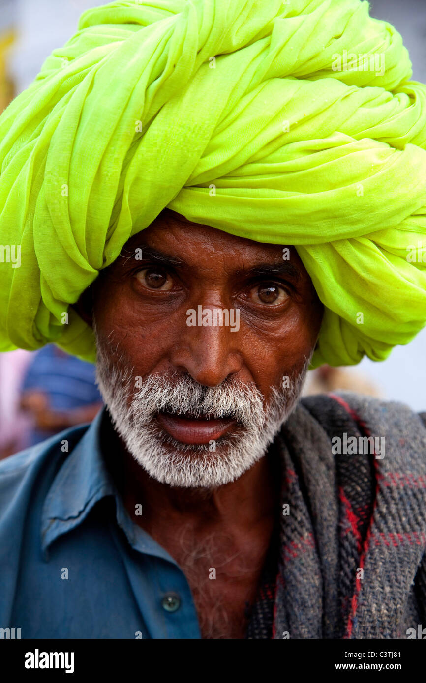 Les Indiens et la vie quotidienne au cours de l'assemblée juste chameau à Pushkar, Rajasthan, Inde, Asie Banque D'Images