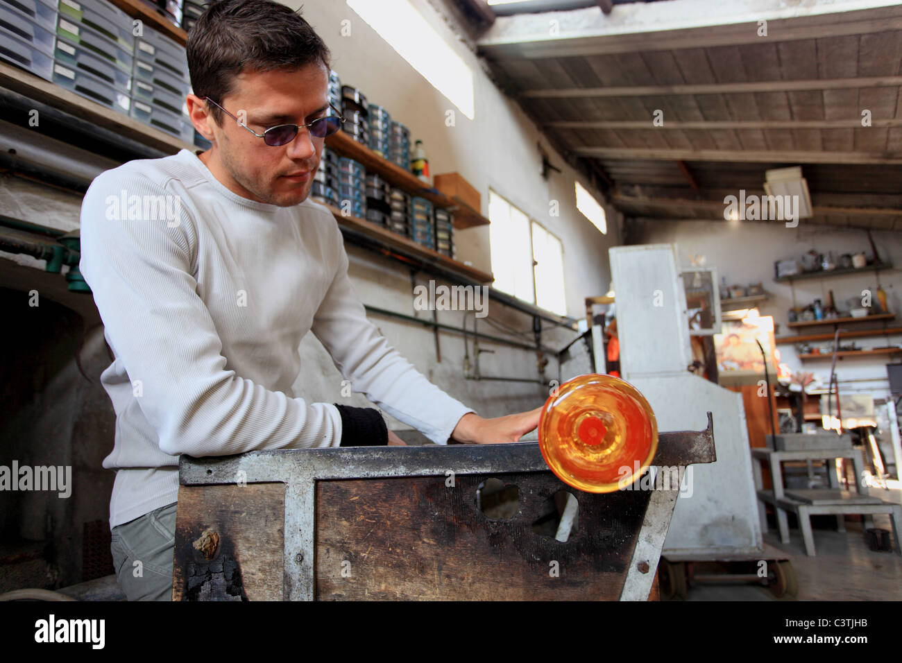 Robert Pierini et son fils sont tous deux maître souffleur de verre. Ils sont la modélisation artistiques dans leur atelier de Biot Banque D'Images