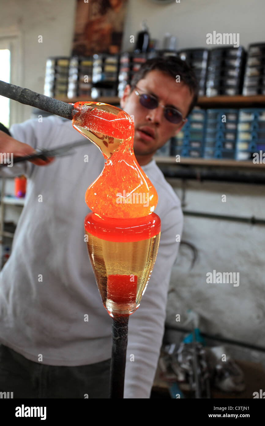 Robert Pierini et son fils sont tous deux maître souffleur de verre. Ils sont la modélisation artistiques dans leur atelier de Biot Banque D'Images