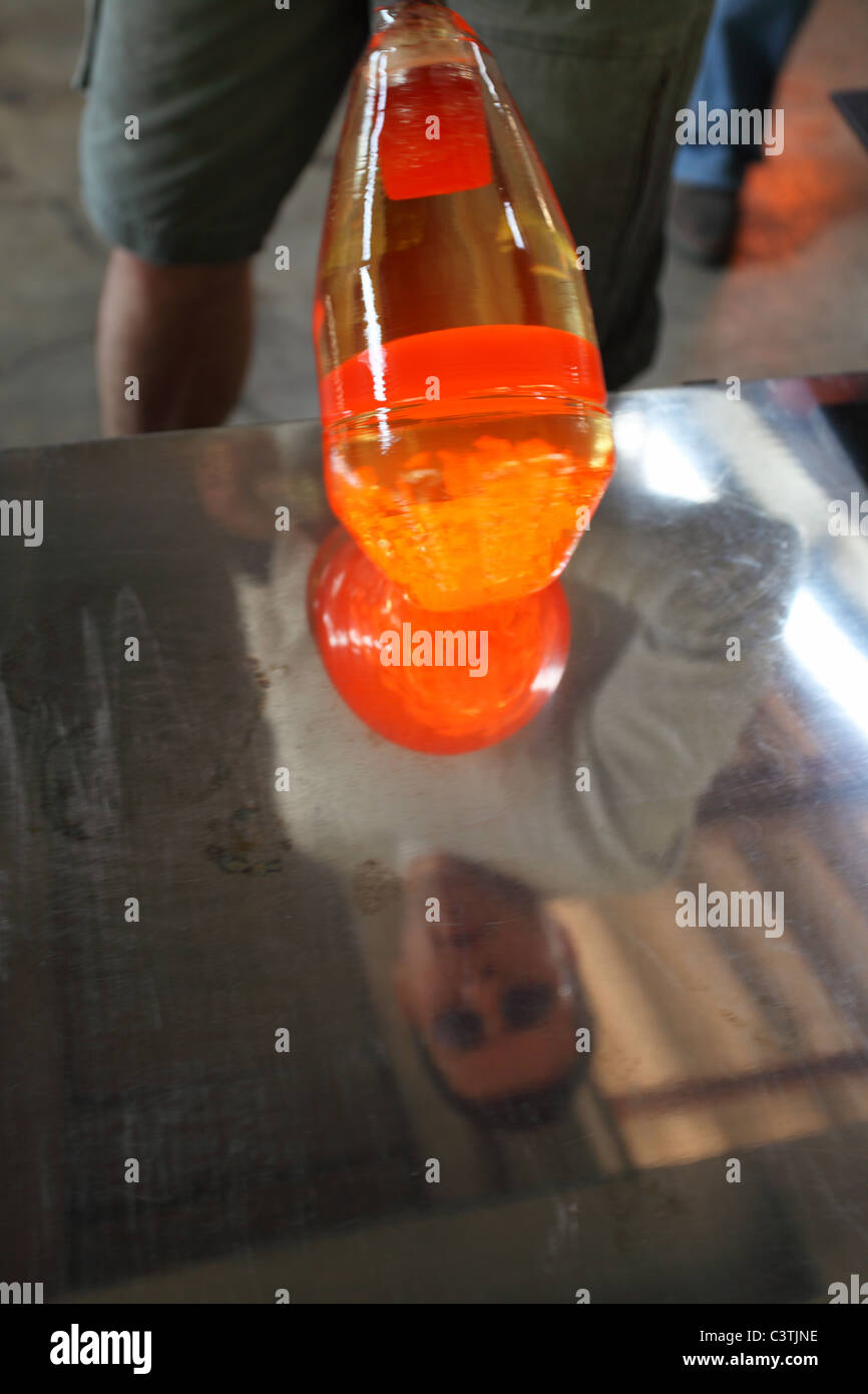 Robert Pierini et son fils sont tous deux maître souffleur de verre. Ils sont la modélisation artistiques dans leur atelier de Biot Banque D'Images