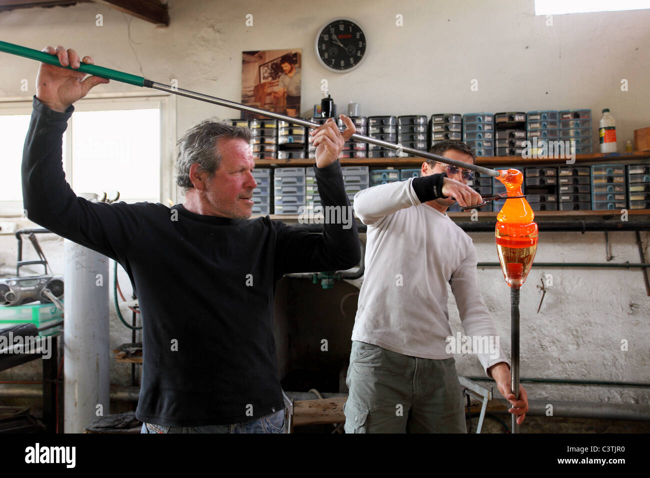 Robert Pierini et son fils sont tous deux maître souffleur de verre. Ils sont la modélisation artistiques dans leur atelier de Biot Banque D'Images