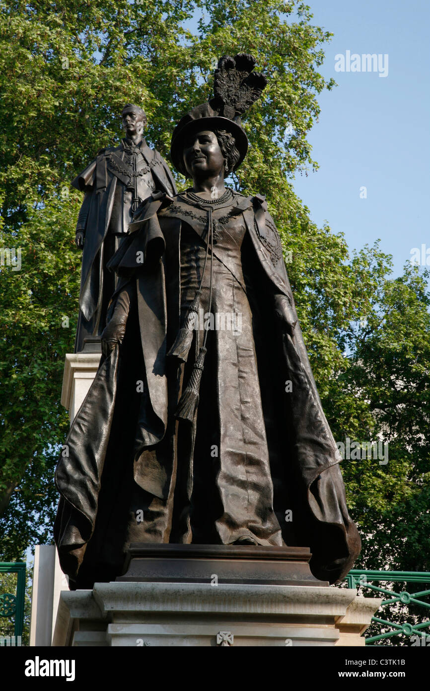 Statue de la Reine Mère en face de son mari George VI sur le Mall, St James's, London, UK Banque D'Images